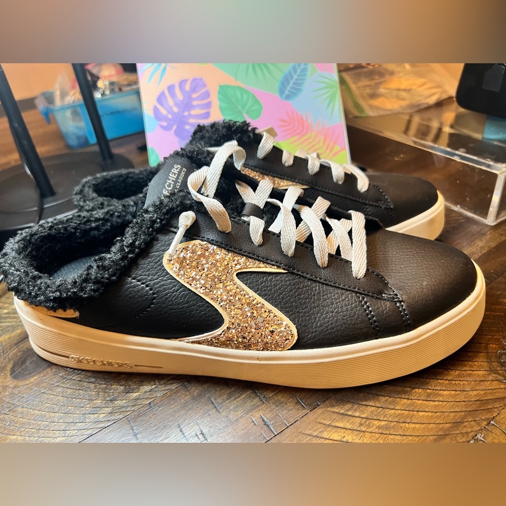 ☀️🌞💎 Black and Gold Skechers Glitter Slip On Sneakers
